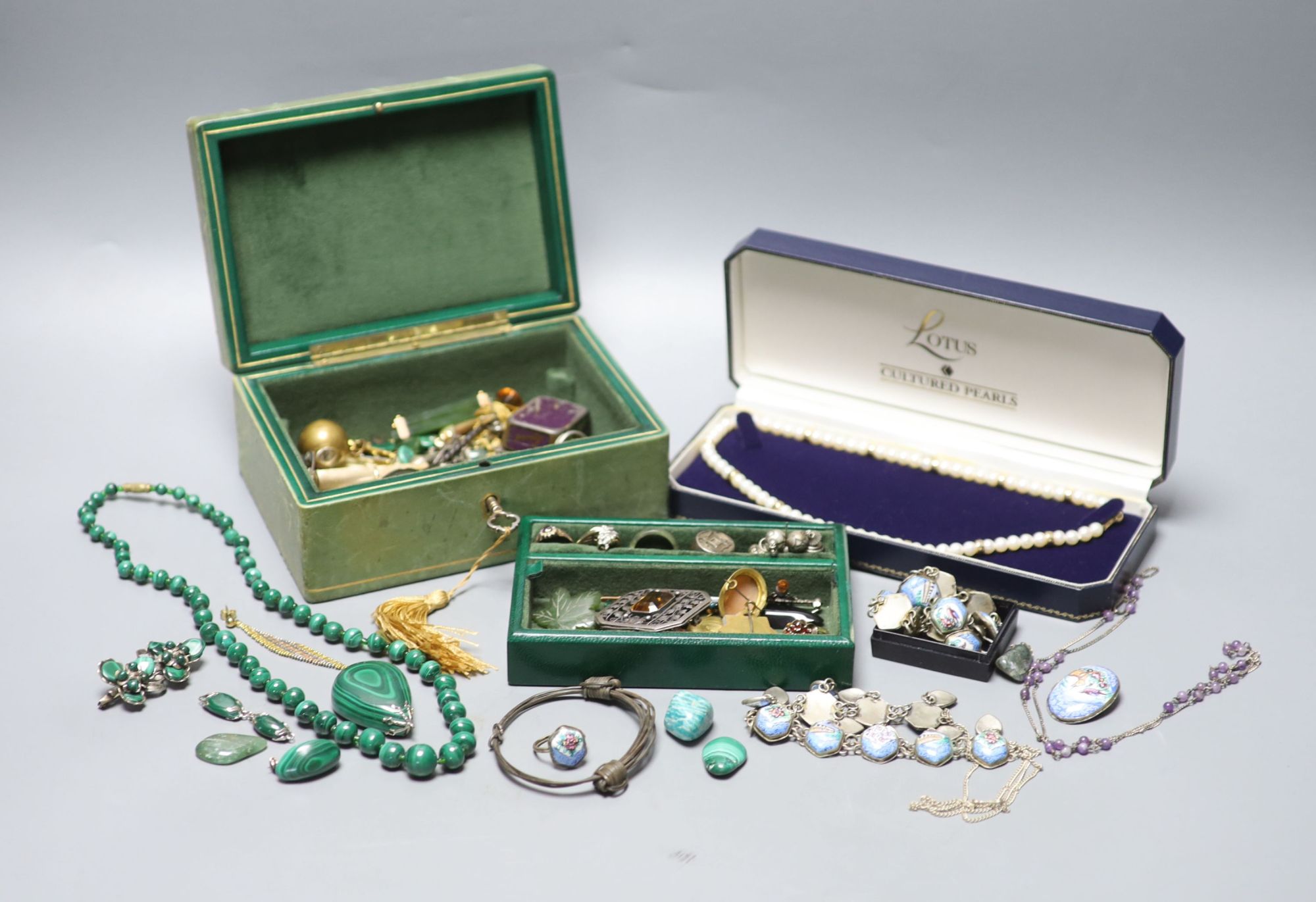 Assorted jewellery.